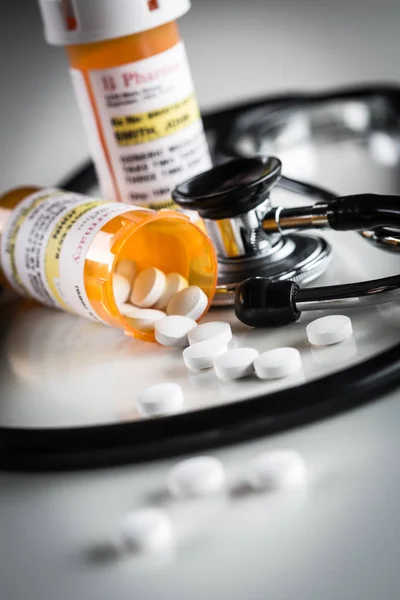 Непроприетарные лекарства по рецепту бутылки и пролитые таблетки — стоковое фото