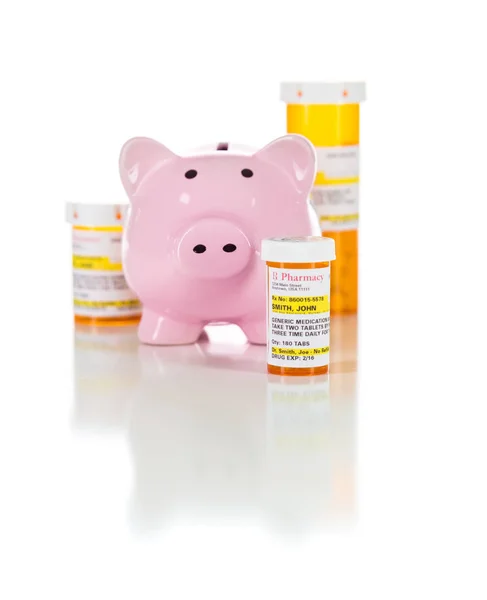 Piggy Bank e medicamentos não proprietários Garrafas de prescrição isoladas em branco — Fotografia de Stock