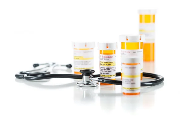 Groep van niet-farmaceutische geneeskunde recept fles met stethoscoop op wit — Stockfoto
