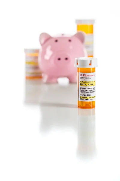 Банк свинки и непатентованные бутылки с рецептом на лекарства, выделенные на белом — стоковое фото