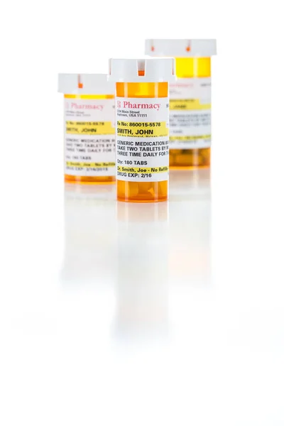 Tre bottiglie non proprietarie della prescrizione della medicina isolate su bianco — Foto Stock