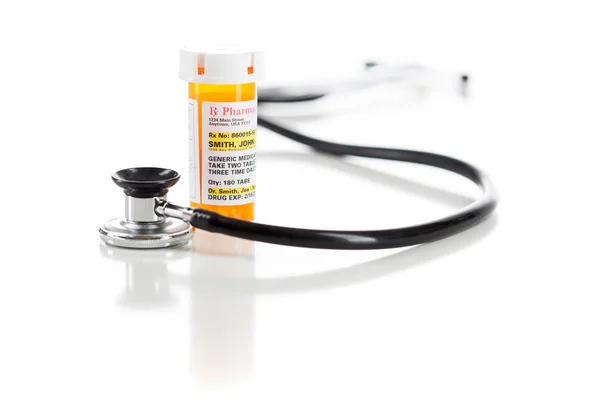 Garrafa de prescrição de medicina não proprietária com estetoscópio isolado em branco — Fotografia de Stock