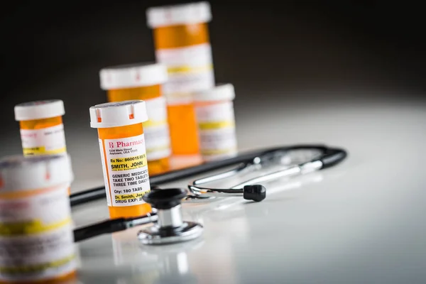 Garrafas de prescrição de medicina não proprietária Abstract with Stethoscope — Fotografia de Stock