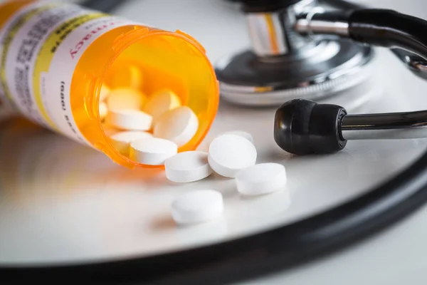 Nem védett gyógyszer vényköteles palackok és kiömlött tabletták absztrakt sztetoszkóp — Stock Fotó