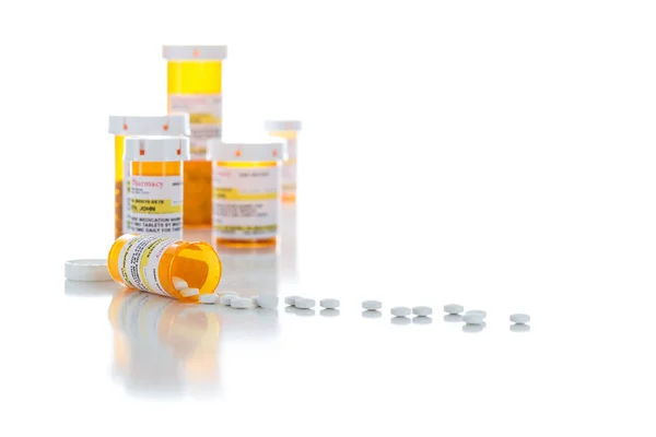 Garrafas de prescrição de medicina não proprietária e comprimidos derramados isolados em branco — Fotografia de Stock