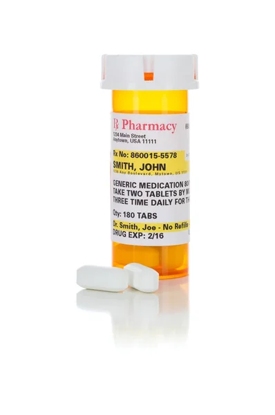 Непроприетарная медицина Бутылка рецепта и таблетки, выделенные на белом — стоковое фото