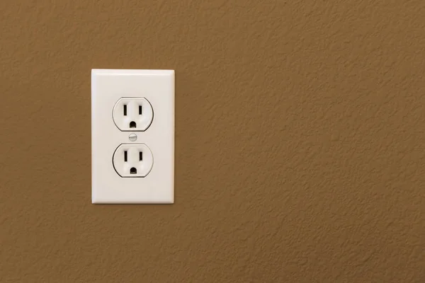 多彩的棕色墙上的电源插座 — 图库照片