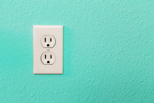 Enchufes eléctricos en la pared brillante colorida de Teal —  Fotos de Stock