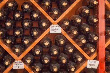 Kiler içinde birkaç Varietal şarap şişeleri yaş