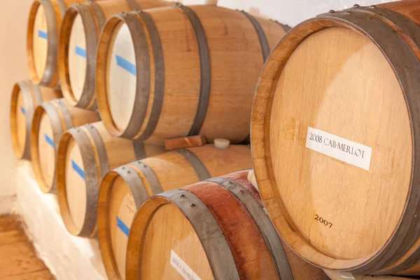 Barriles y botellas de vino Edad dentro de la bodega oscura . — Foto de Stock