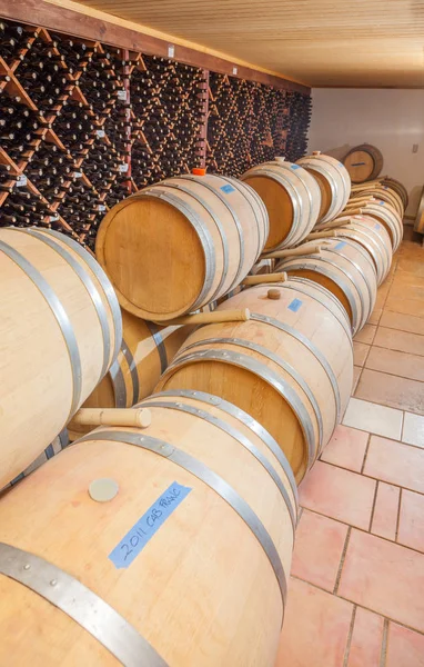 Barriles y botellas de vino Edad dentro de la bodega — Foto de Stock