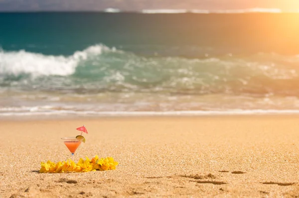 Tropické nápoje a Lei na pláži pobřeží — Stock fotografie