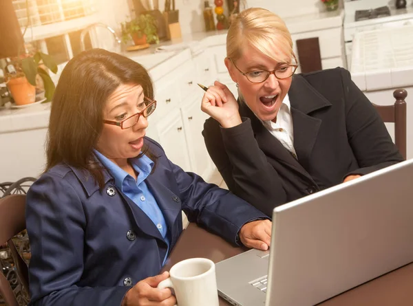 Le donne d'affari celebrano il successo sul computer portatile — Foto Stock