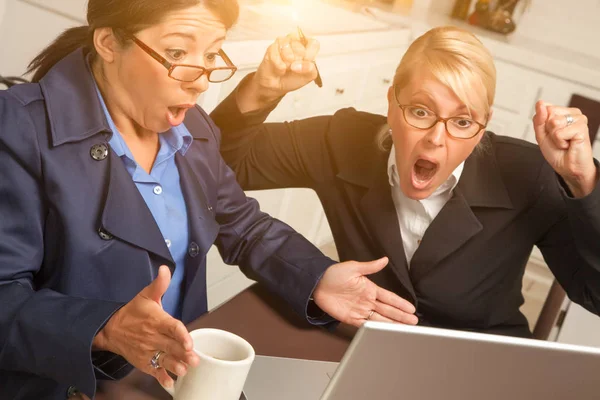 Les femmes d'affaires célèbrent le succès sur l'ordinateur portable — Photo