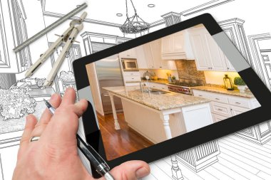 Mutfak çizim arkasında fotoğrafı gösterilen bilgisayar Tablet el 