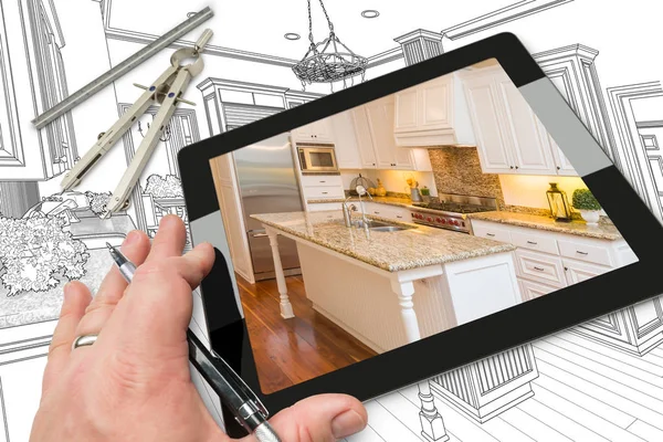 Mão no computador Tablet mostrando foto do desenho da cozinha por trás — Fotografia de Stock