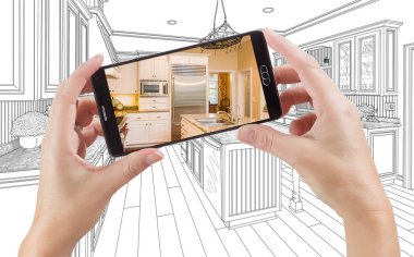 Akıllı Holding eller fotoğraf mutfak çizim arkasında görünen telefon