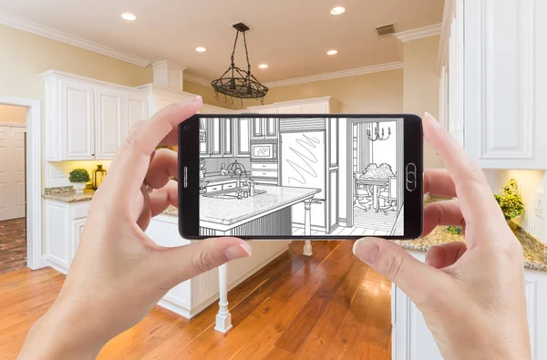 Руки держат смартфон с изображением кухонного фото сзади — стоковое фото