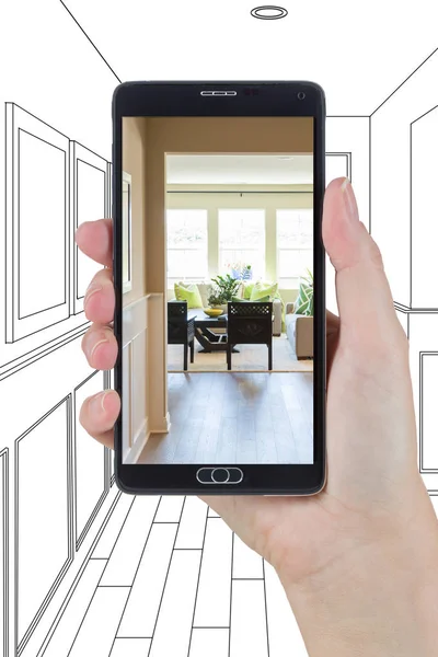 Mano che tiene lo Smart Phone che visualizza la foto del disegno del corridoio della casa dietro — Foto Stock