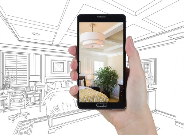 Hand met slimme telefoon foto van slaapkamer tekening achter weergeven — Stockfoto