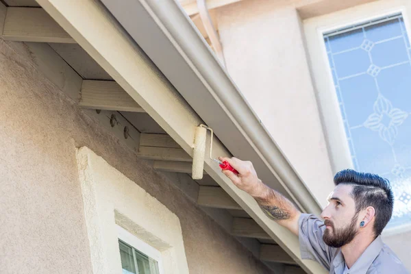 Pintor profesional usando rodillo pequeño para pintar la casa Fascia — Foto de Stock