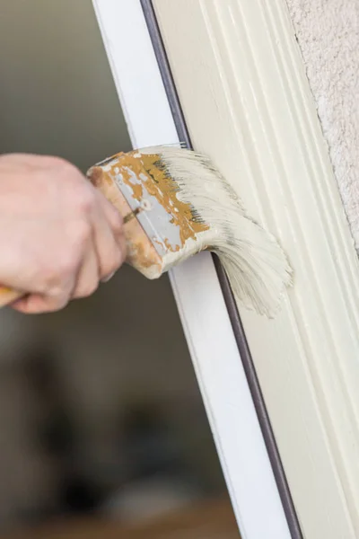Επαγγελματίας ελαιοχρωματιστής κοπής με πινέλο να ζωγραφίσει το πλαίσιο της πόρτας του σπιτιού — Φωτογραφία Αρχείου