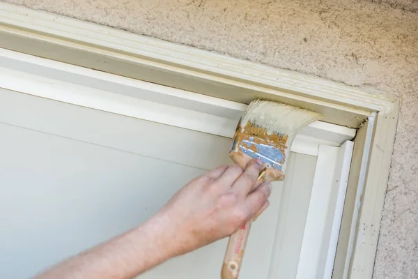 Pittore professionista che taglia dentro con la spazzola per dipingere la struttura della porta del garage — Foto Stock