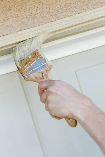 Профессиональный художник с кистью, чтобы раскрасить дверную раму гаража — стоковое фото