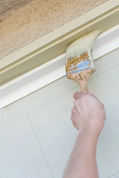 Pintor profissional cortando com escova para pintar o quadro da porta da garagem — Fotografia de Stock