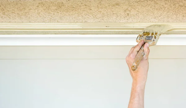 Professional Painter Cutting In With Brush to Paint Garage Door Frame — Stock Photo, Image