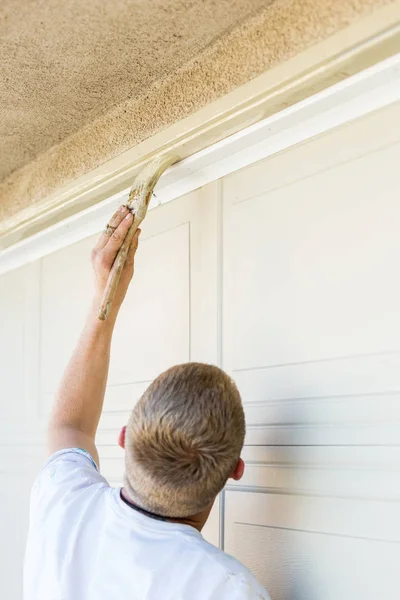 Pintor profissional cortando com escova para pintar o quadro da porta da garagem — Fotografia de Stock