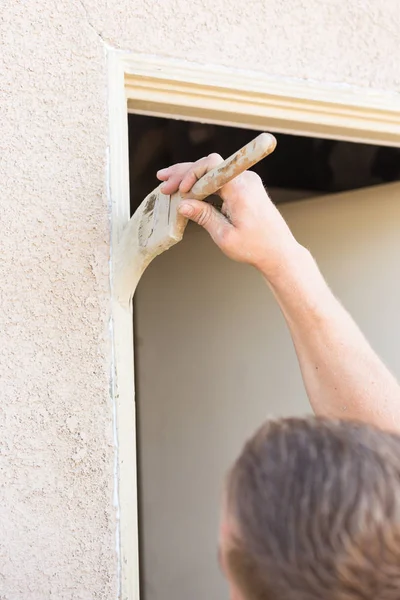 Peintre professionnel coupant dedans avec la brosse pour peindre le cadre de porte de maison — Photo