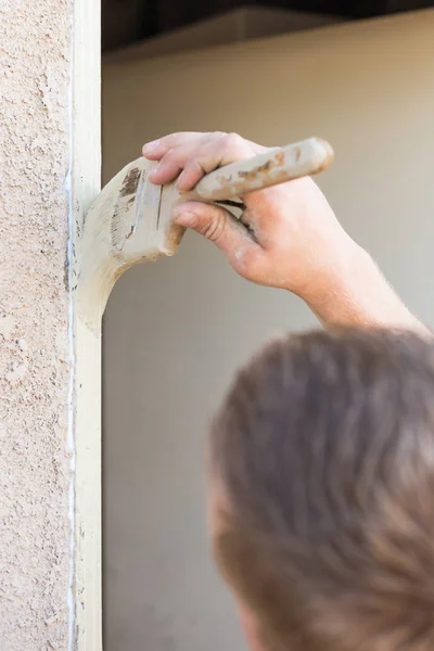 Professionella målare skära in med pensel att måla hus dörrkarmen — Stockfoto
