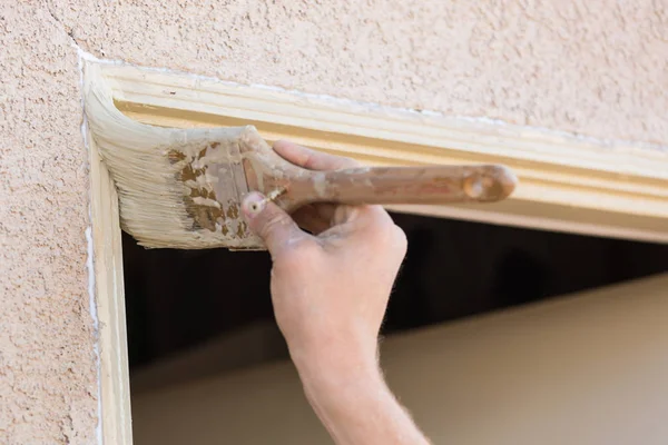 Pittore professionista che taglia dentro con la spazzola per dipingere la struttura della porta della casa — Foto Stock