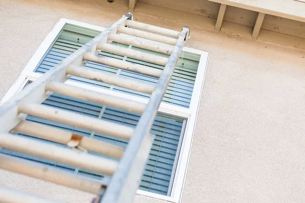 Construction Ladder Leaning Against House — Stock Photo, Image