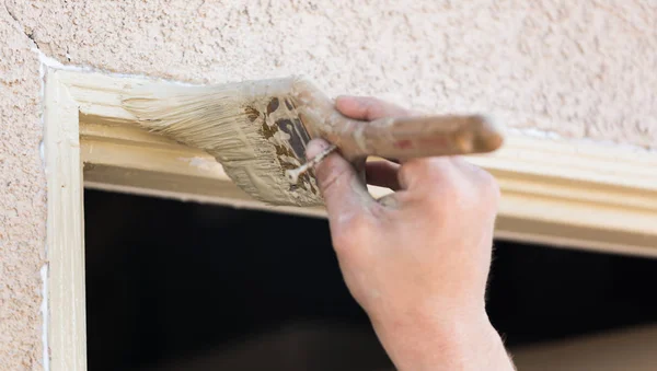 Pintor profissional cortando com escova para pintar o quadro da porta da casa — Fotografia de Stock