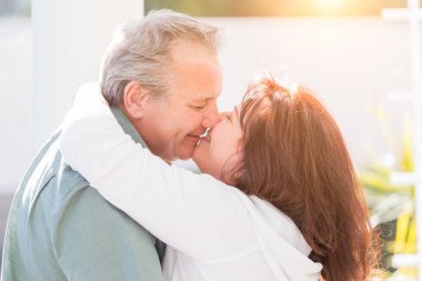 Orta yaşlı çift zevk romantik bir yavaş dans ve dışında öp