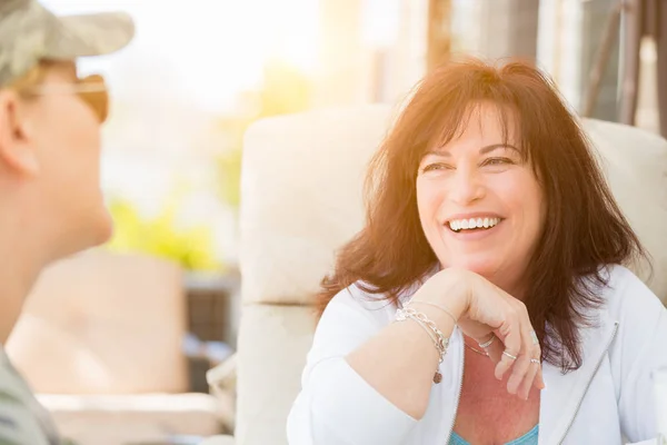 Two Female Friends Enjoying Conversation Outside — Stock Photo, Image