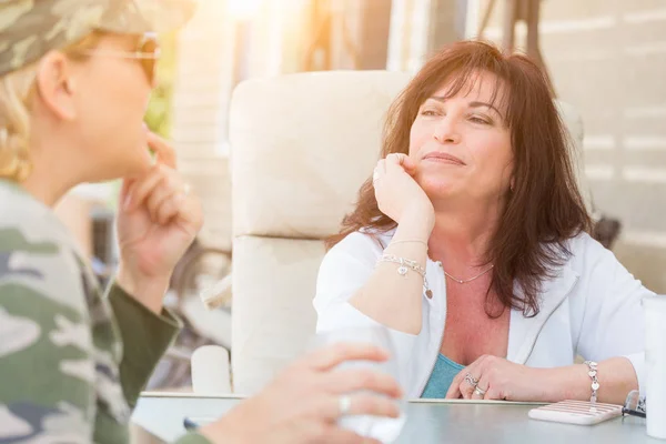 Två kvinnliga vänner njuter konversation utanför — Stockfoto