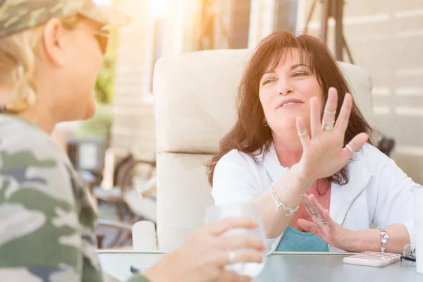 Två kvinnliga vänner njuter konversation utanför — Stockfoto