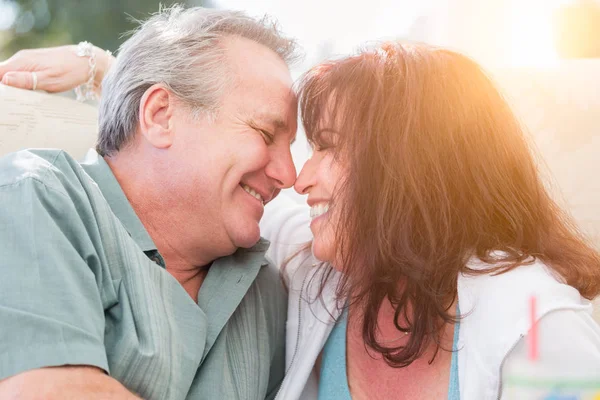 Gelukkige midden leeftijd paar genieten van een romantisch ogenblik buiten — Stockfoto