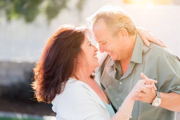 Mellersta åldern par njuta av en romantisk långsam Dans utanför — Stockfoto