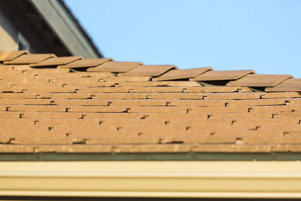 コンクリート タイルを家の屋根. — ストック写真