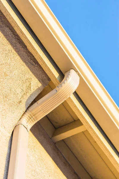 Huis met nieuwe naadloze aluminium regengoten. — Stockfoto