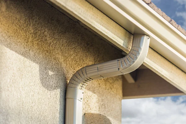 Casa con nuevas canaletas de lluvia de aluminio sin costura . — Foto de Stock