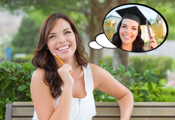 Jeune femme réfléchie avec elle-même en tant que diplômée à l'intérieur de la bulle de pensée . — Photo