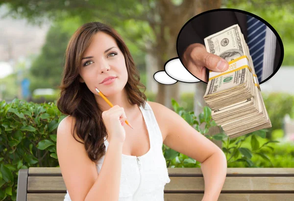 Στοχαστικός νεαρή γυναίκα με το χέρι που κρατά στοίβα των χρημάτων μέσα σκέψη φούσκα. — Φωτογραφία Αρχείου