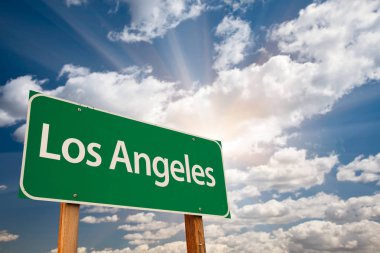 Los Angeles yeşil yol işaret bulutlar üzerinde