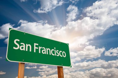 San Francisco Green yol işaret bulutlar üzerinde