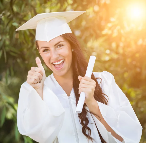 Graduación mixta chica de raza en gorra y vestido con diploma —  Fotos de Stock